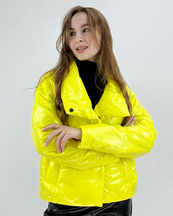 Фото: Яскрава весняна куртка. Купити зі знижкою 28%.
