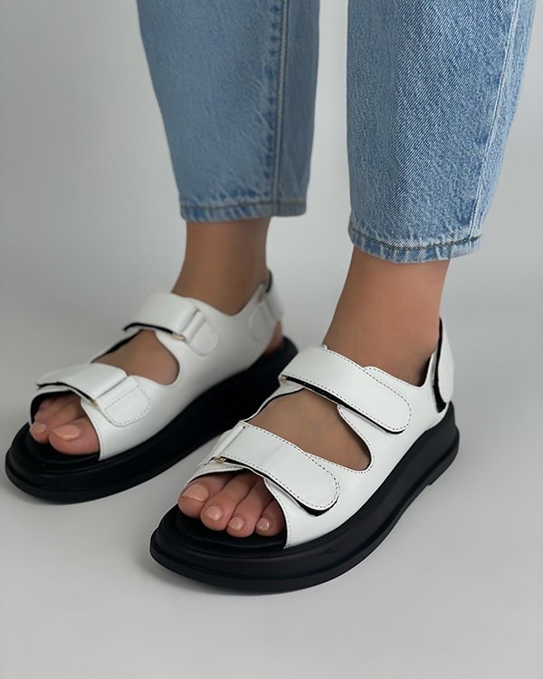 Фото: Яскраві сандалі на липучках. Купити зі знижкою 31%.