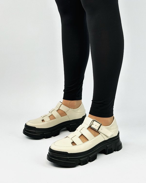 Фото: «Римські» туфлі на платформі. Купити зі знижкою 33%.