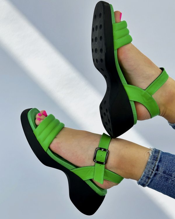 Фото: Яскраві повітряні сандалі. Купити зі знижкою 22%.