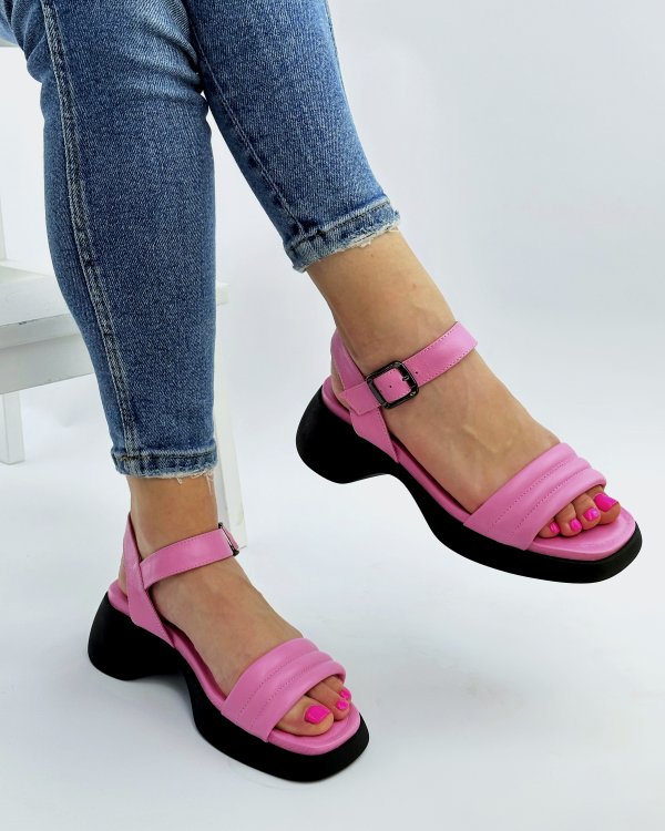 Фото: Яскраві повітряні сандалі. Купити зі знижкою 22%.