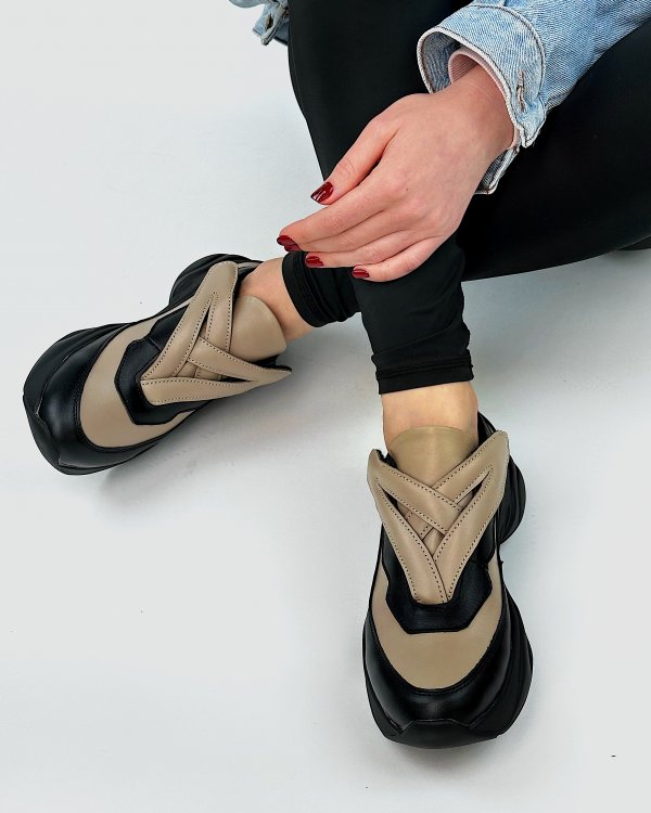 Фото: Футуристичні кроси зі 100% шкіри з велкро-липучкою..