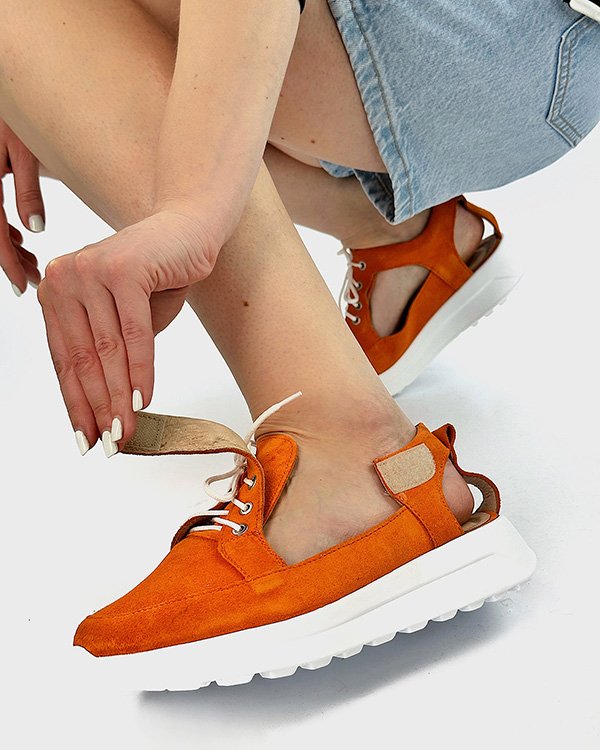 Фото: Замшеві снікери-сандалії. Купити зі знижкою 25%.