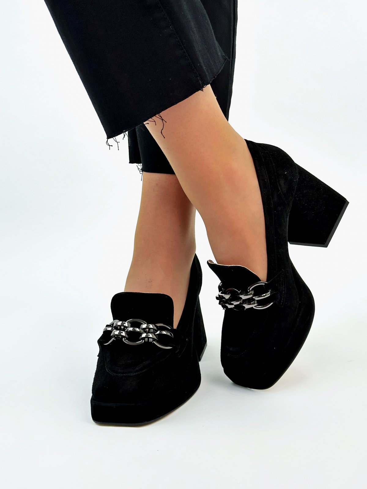 Фото: Вишукані туфлі з модною фурнітурою