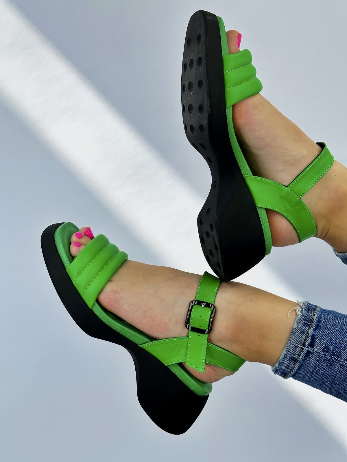 Фото: Яскраві повітряні сандалі