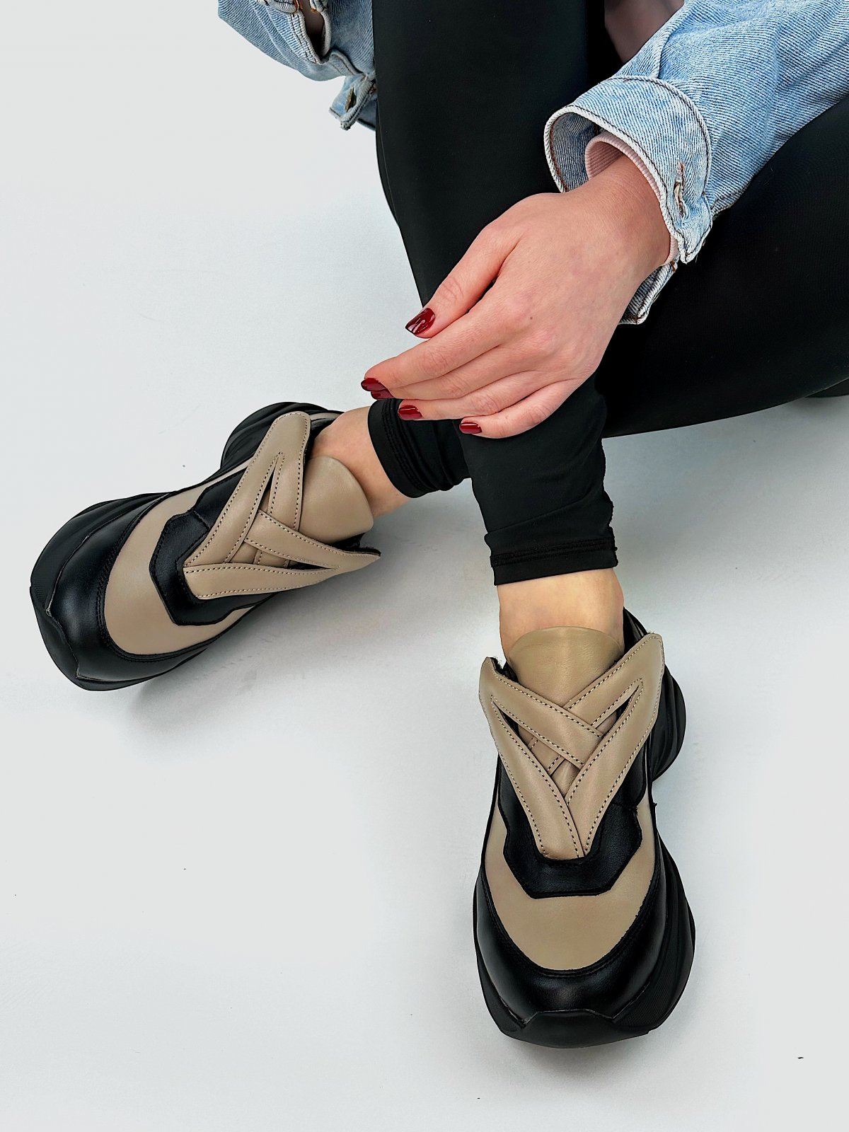 Фото: Футуристичні кроси зі 100% шкіри з велкро-липучкою