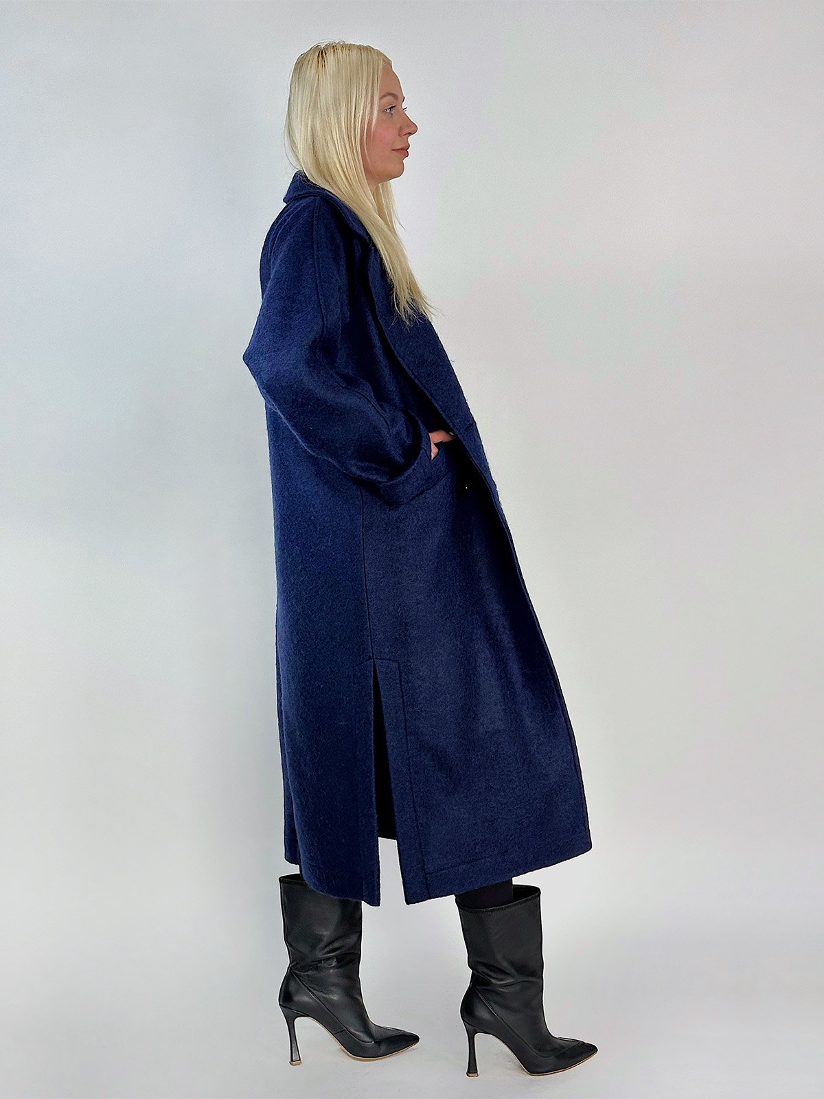Фото: Двобортне утеплене пальто з вовни